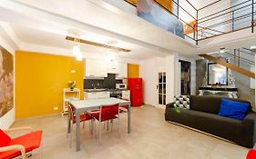 Joivy Vibrant Open-Plan Apt For 6 In Historic Centre